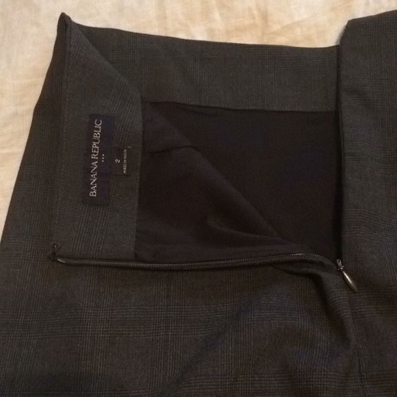 Beautiful Dark grey Banana Republic pencil skirt - Picture 4 of 5